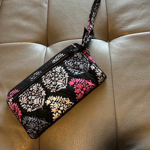 Vera Bradley womans wallet w top zipper, inside pockets snd wrist strap - Picture 2 of 3